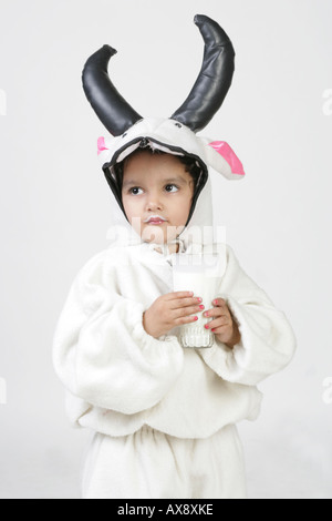 Porträt eines Mädchens im Kostüm Trinkmilch Stockfoto