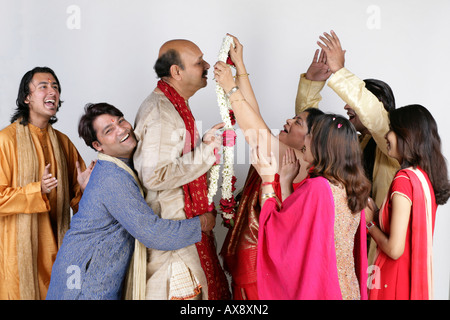 Älteres Paar heiraten mit ihren Verwandten Aroung stehen ihnen Stockfoto