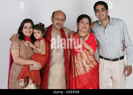 Porträt einer glücklichen gemeinsamen Familie Stockfoto