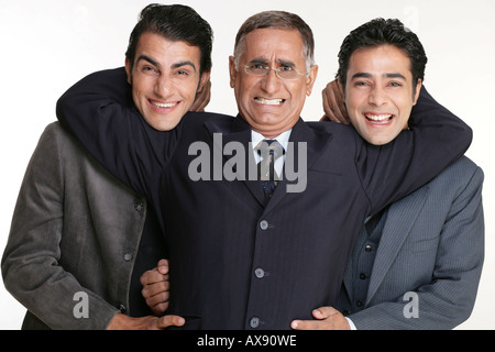 Porträt von drei Geschäftsleute ihre Erfolge feiern Stockfoto