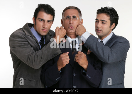 Porträt von zwei Geschäftsleute ihre Kollegin Stanzen Stockfoto