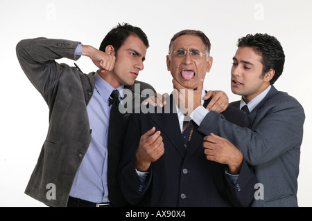 Zwei Geschäftsleute Angriff auf ihre Kollegen Stockfoto