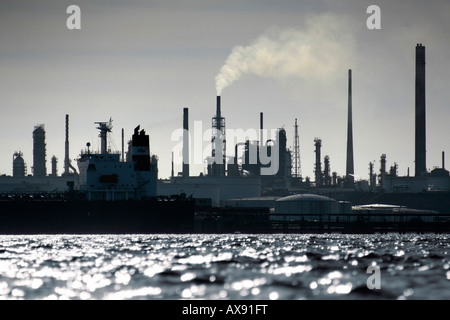 Fawley Kraftwerk mit Schiff vertäut vor, Southampton, Hampshire, UK Stockfoto