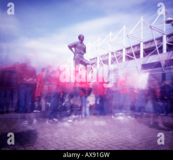 Fans, die Platzierung von Kränzen und Schals um George Hardwick Statue außerhalb der Riverside Stadium Middlesbrough Stockfoto