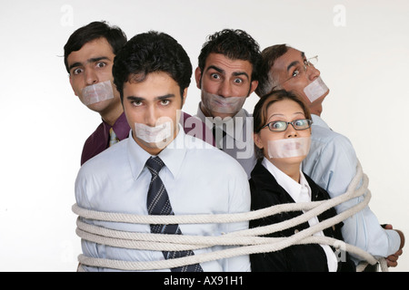 Porträt von fünf Geschäftsleute mit Seilen gefesselt Stockfoto