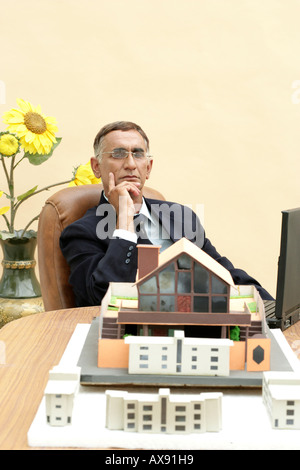 Unternehmer denken und planen in einem Büro Stockfoto