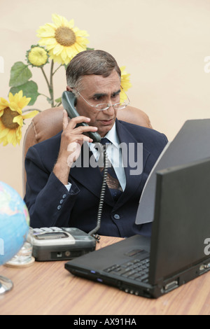 Geschäftsmann, arbeiten in einem Büro Stockfoto
