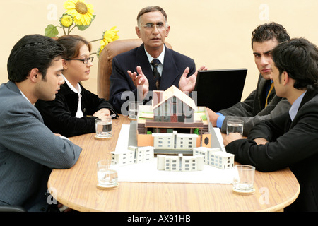 Geschäftsleute, die in einer Sitzung in einem Sitzungssaal zu erörtern Stockfoto