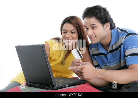 Paar mit einem Laptop und shopping per Kreditkarte Stockfoto