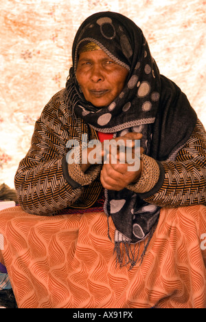 Portrait einer älteren Frau aus dem Tschad auf dem Wochenmarkt Dienstag in der Nähe der alten Stadt Ghadames Libyens. Stockfoto