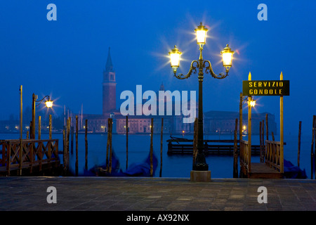 San Marco Platz und Gondeln bei Sonnenaufgang Blick auf San Giorgio Maggiore Insel und Lagune, Venedig, Italien, Europa. Stockfoto