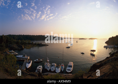 Yachten in der Bucht bei Sonnenuntergang, Grinda, Stockholmer Schären, Schweden Stockfoto