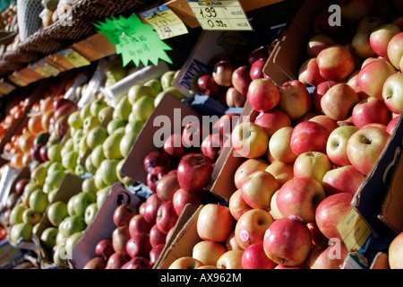 Äpfel und andere Früchte Forsale vor einem lokalen Geschäft in Nord-London Stockfoto
