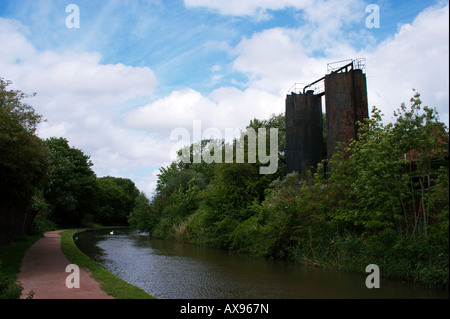 Blick auf Kanal vom Leinpfad Stockfoto