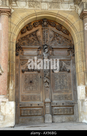 Geschnitzte Tür in Dijon Burgund Frankreich Stockfoto