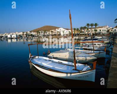 Mit Stadtblick mit Hafen, Fornells, Menorca, Balearen, Minorca, Mittelmeer, Spanien Stockfoto