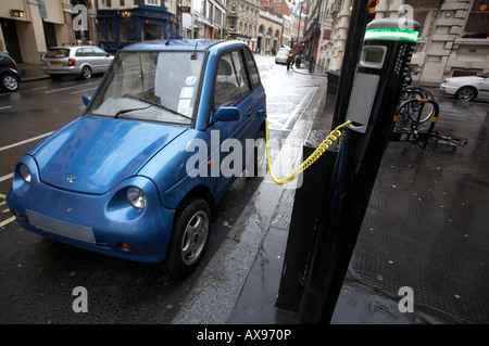 G Wiz GWiz G-Wiz saubere grüne Batterie elektrisch betriebene Fahrzeug Auto Electrobay Elektrobay kostenlos Bucht Saft Ladestation Stockfoto