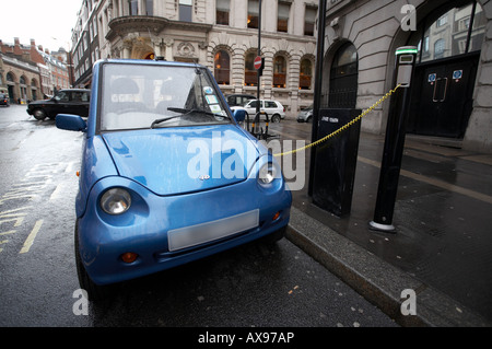 G Wiz GWiz G-Wiz saubere grüne Elektrofahrzeug Auto Electrobay Elektrobay Akku Ladestation Bucht Saft Punkt Stockfoto