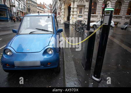 G Wiz GWiz G-Wiz saubere grüne Elektrofahrzeug Auto Electrobay Elektrobay Akku Ladestation Bucht Saft Punkt Stockfoto