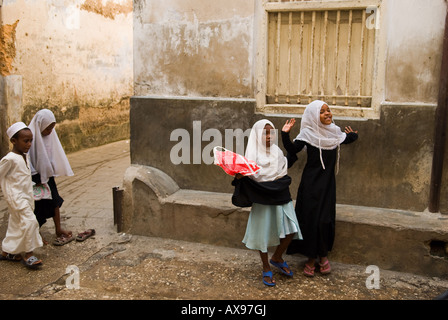 Muslimische Kinder gehen zur Schule in Altstadt von Stone Town, Sansibar, Tansania Stockfoto