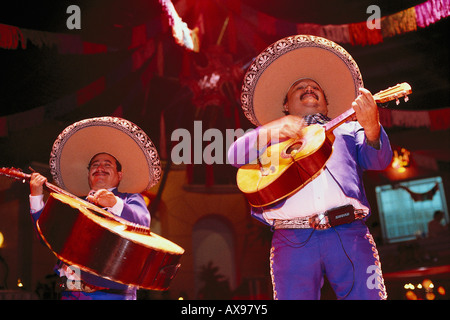 Zwei Musiker in traditioneller Tracht, die Gitarre, Mariachi, Band, Cancún, Quintana Roo, Yucatan, Mexiko Stockfoto