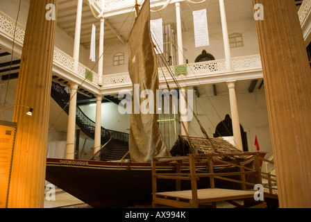 Traditionellen Dhau Boot auf Display im Haus der Wunder, Nationalmuseum in Stone Town, Sansibar, Tansania, Ostafrika Stockfoto