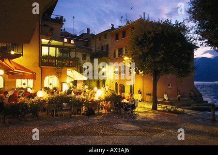 Restaurant La Pace in der Nacht, Altstadt, Malcesine, Veneto, Italien Stockfoto