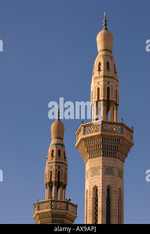 Minarette der Neuen Moschee in der modernen Stadt Ghadames, Libyen, Nordafrika. Stockfoto