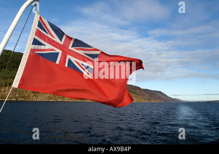 Die Red Ensign Fahne Flys an Bord einer Fähre Boot auf dem Wasser des Loch Ness Stockfoto