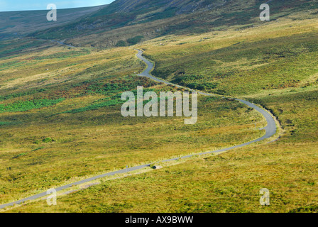 Straße in Richtung Catlow Hill im Wald von Bowland. Eine kurvige Straße führt durch einen grasbewachsenen Hügel und bietet eine malerische Route für Fahrer und Radfahrer. Stockfoto