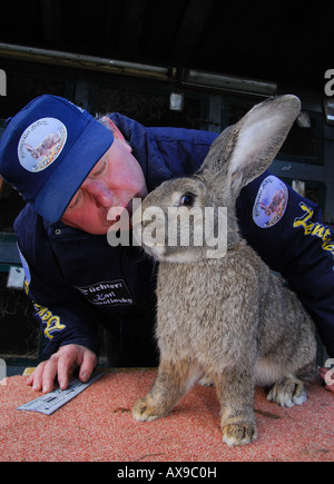 Deutsche Kaninchen Züchter Karl Szmolinsky mit seinem Riesen-Kaninchen Stockfoto