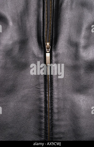Nahaufnahme von einer schwarzen Lederjacke und einem gold-Reißverschluss Stockfoto