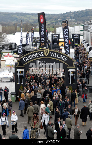 Das Guinness-Dorf Prestbury Racecourse in Cheltenham National Hunt Festival Stockfoto