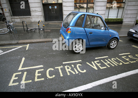 G Wiz GWiz G-Wiz saubere grüne Elektrofahrzeug Auto Electrobay Elektrobay Akkuladung Bucht Ladestation Stockfoto