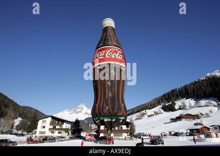 Heißluft-Ballon in der Form einer Coca-Cola-Flasche, Filzmoos, Österreich Stockfoto