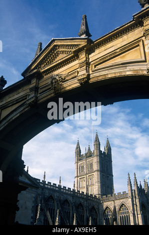 Klosterkirche Turm angesehen unter Bogen, Bath, England. Stockfoto