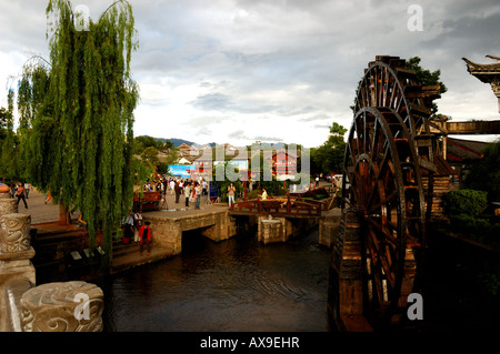 Bäche laufen die Altstadt von Lijiang, Yunnan, China. Stockfoto