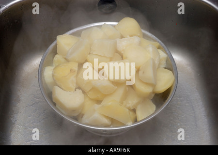 Gekochte Kartoffeln Dämpfen in einem Sieb Stockfoto