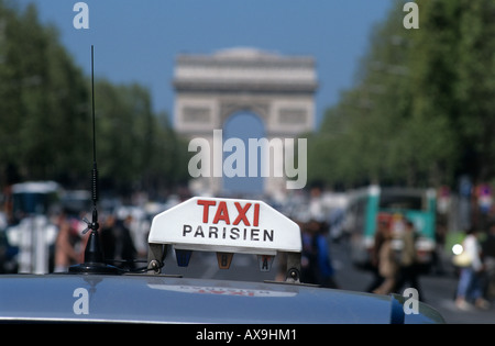 Taxi in Champs Elysées mit dem Arc de Triomphe Paris Frankreich Stockfoto