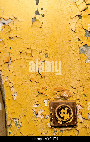 Gelbe Wand mit abblätternde Farbe in einem verlassenen Gebäude Stockfoto