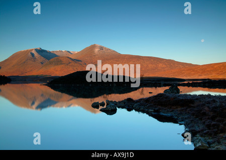 Rannoch Moor mit Lochan na-h Achlaise und reflektierte Schwarzen Berg, Lochaber, Schottland, Großbritannien, Europa Stockfoto