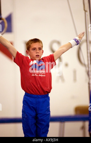 jungen führen Gymnastik-Routinen. Stockfoto