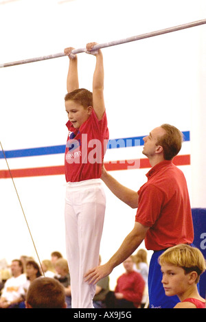 jungen führen Gymnastik-Routinen. Stockfoto