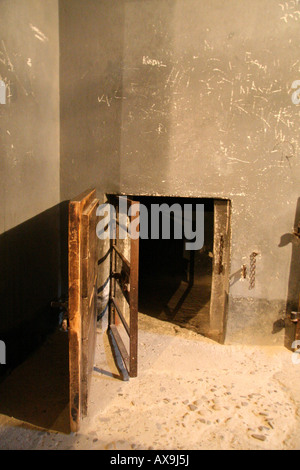 Die Stock Eingang schlüpfen in eine Strafe Zelle Block 11, Museum Auschwitz-Birkenau, Oswiecim, Polen. ISO3200 Stockfoto