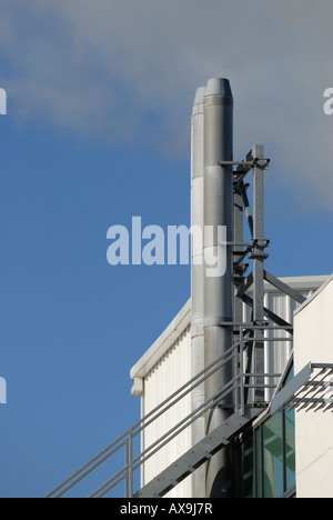 Schornsteine auf einem modernen Industriegebäude Stockfoto