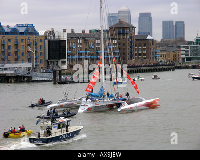 Ellen MacArthur kehrt nach London in ihrem Trimaran b und Q Ozean-England uk gb Handwerk Stockfoto