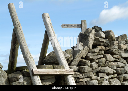 Einen Leiter-Stil über eine Trockensteinmauer in der Nähe von Kettlewell Stockfoto