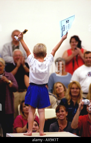 jungen führen Gymnastik-Routinen. Stockfoto