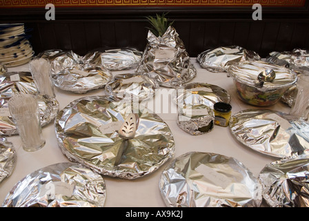 Party Buffet Essen abgedeckt mit Alufolie. HOMER SYKES Stockfoto