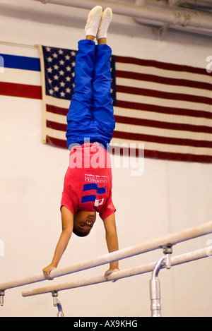 jungen führen Gymnastik-Routinen. Stockfoto